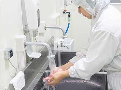 作業場への入退室やもちろん時間ごとの手洗い・衛生チェックによって清潔な状態での作業を徹底しております。